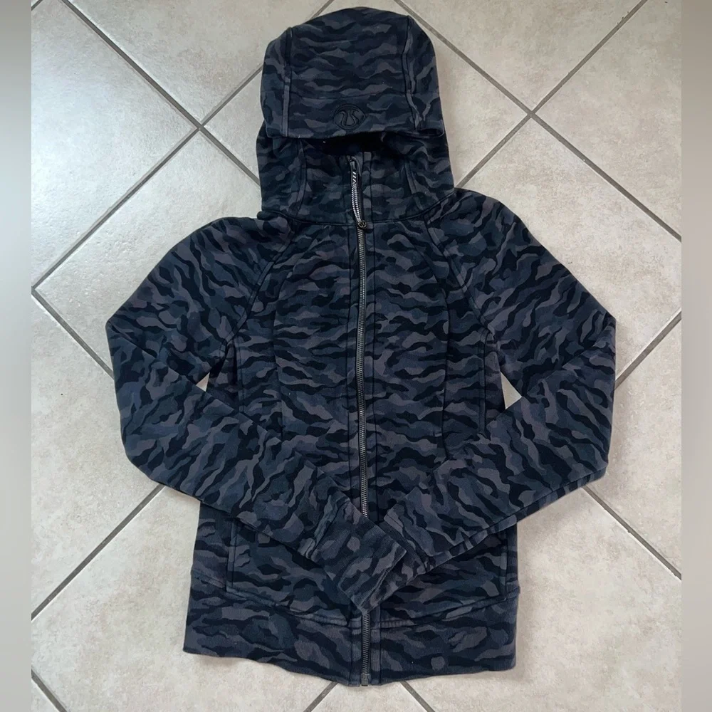 Lululemon scuba Hoodie light cotton fleece camo deep coal size 2 PTP 14.5” EUC